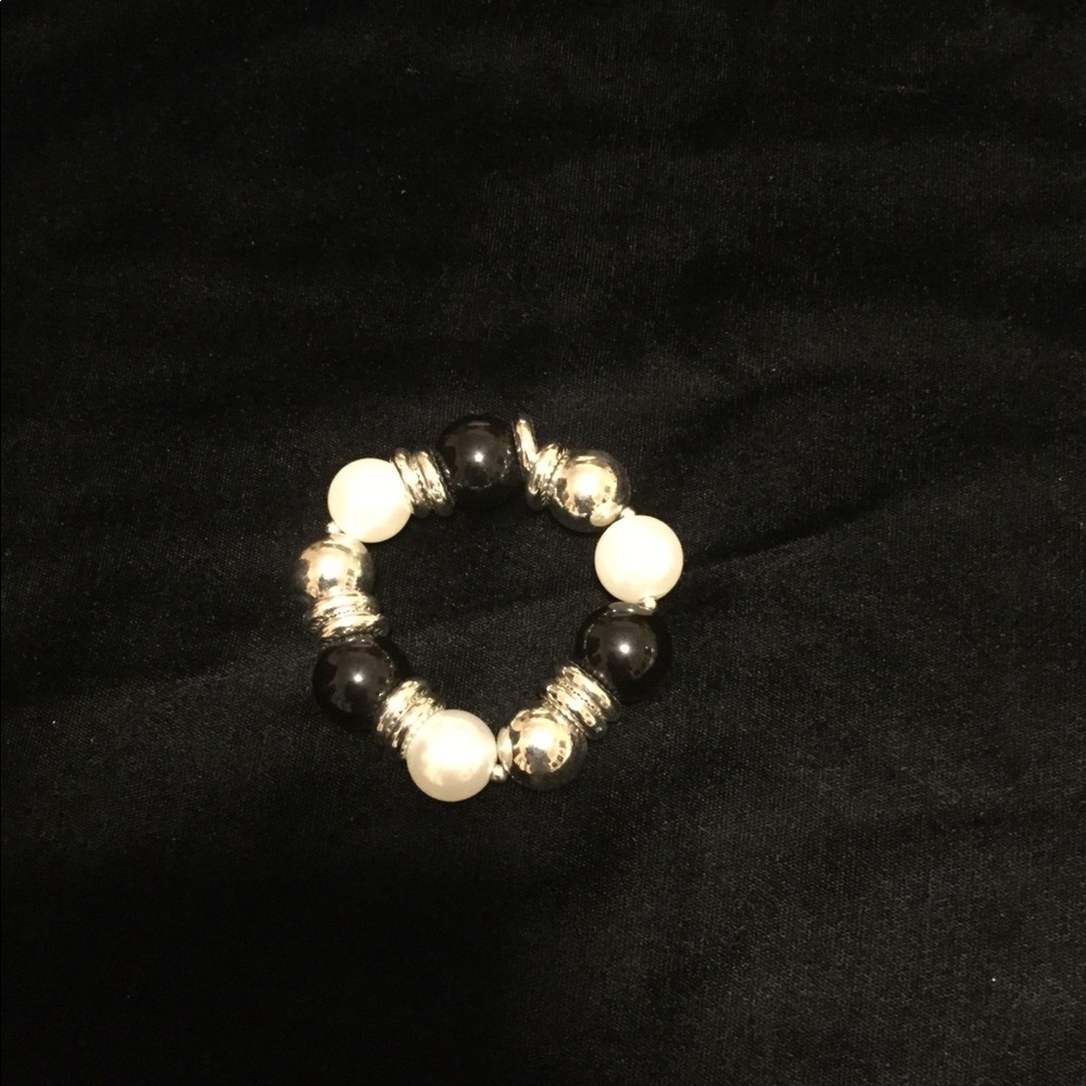 🆕 Black and Silver Pearl beads bracelet.